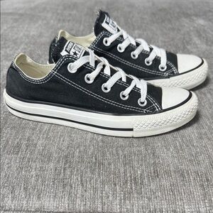 Converse Chuck Taylor All Star Low Top Unisex Sneakers Womens 6 Mens 4